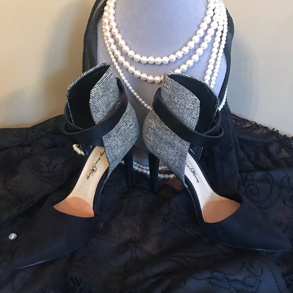 Black and cream 👠 heels! - Picture 2 of 6